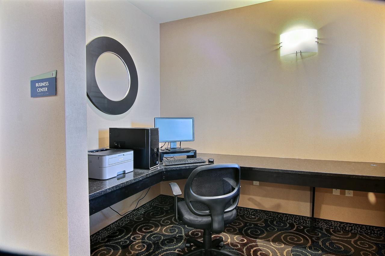 Cobblestone Hotel & Suites - Mccook Εξωτερικό φωτογραφία