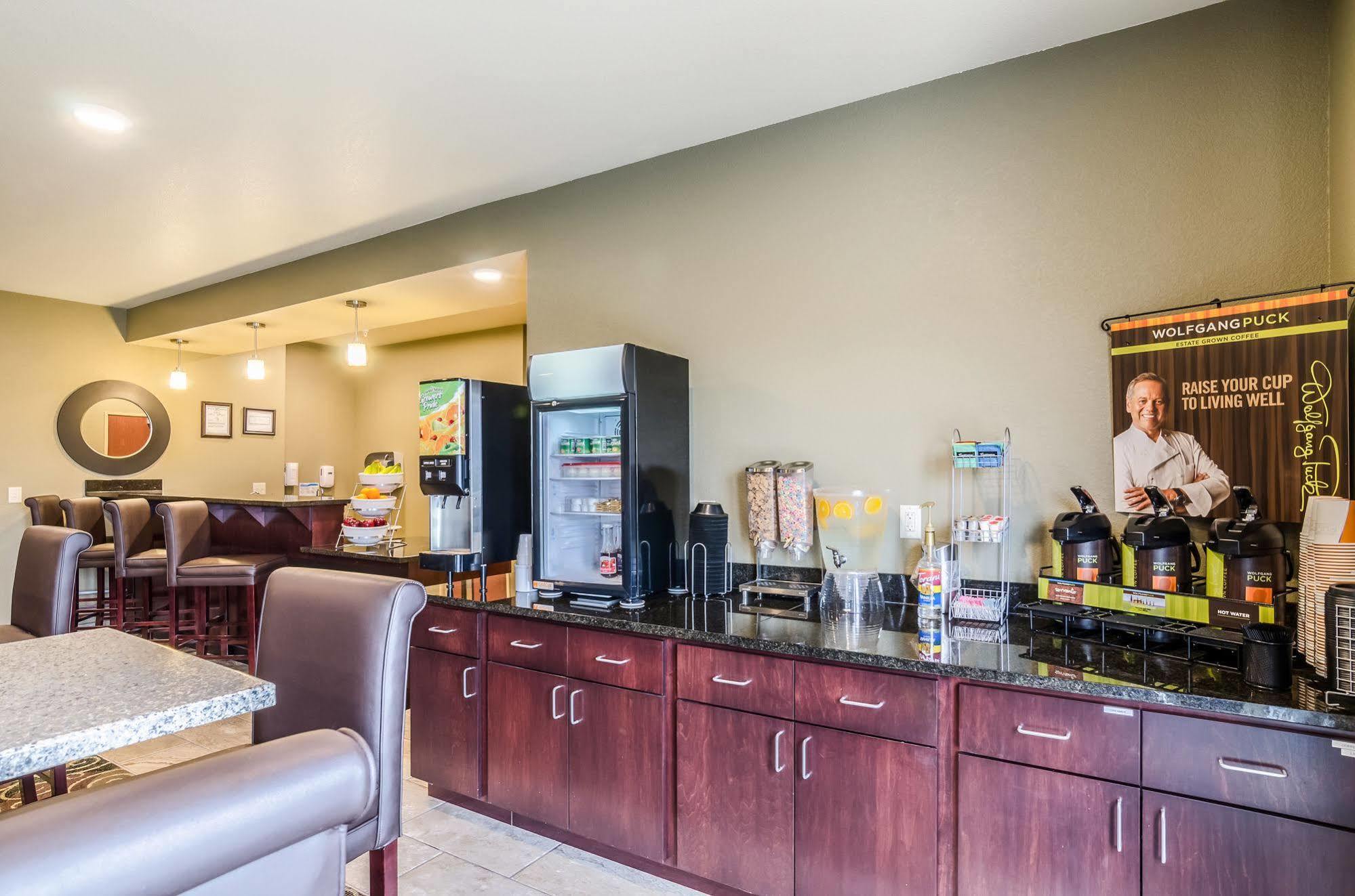 Cobblestone Hotel & Suites - Mccook Εξωτερικό φωτογραφία