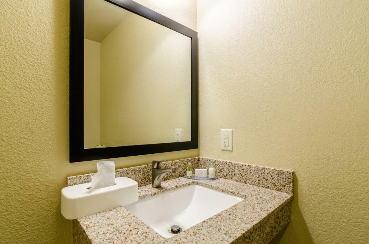 Cobblestone Hotel & Suites - Mccook Εξωτερικό φωτογραφία